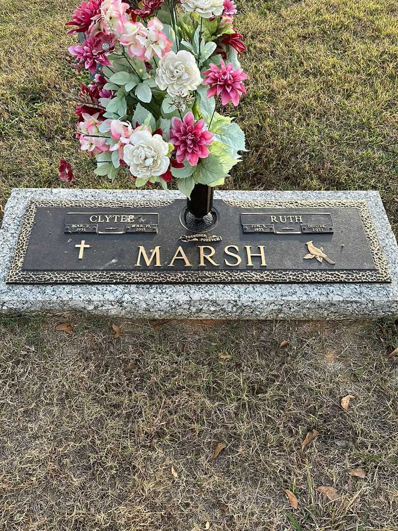 Ruth Mattie Marsh's grave. Photo 1