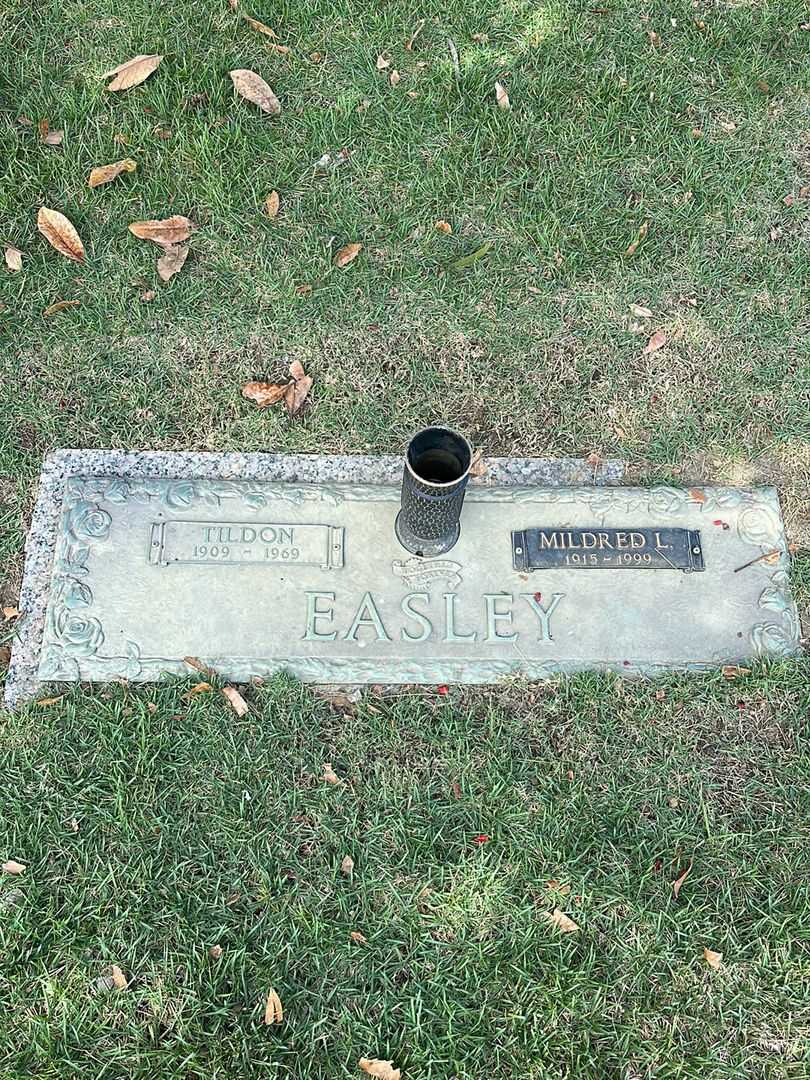 Mildred L. Easley's grave. Photo 1
