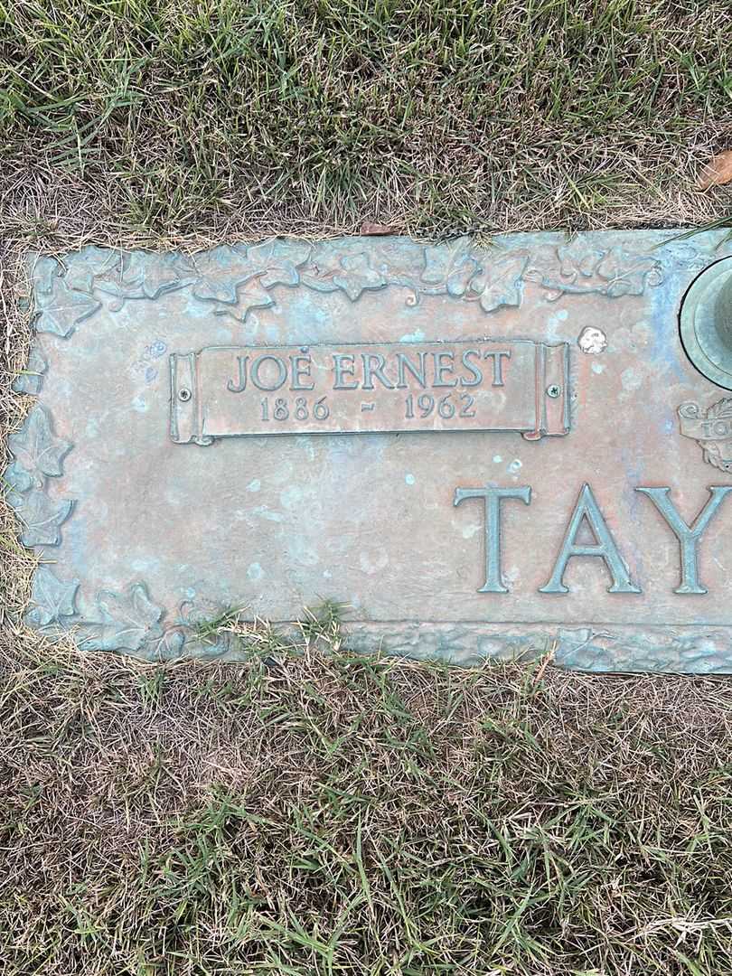 Joe Ernest Taylor's grave. Photo 3