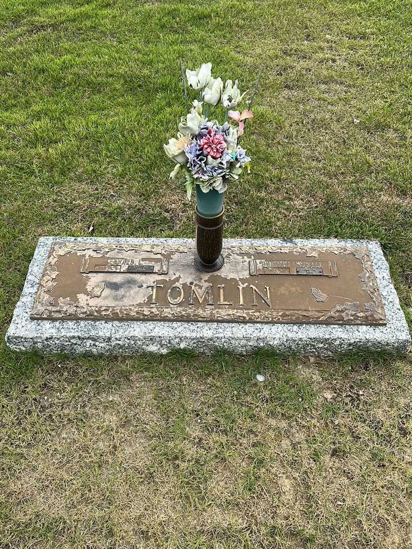 Dorothy Ferrell Tomlin's grave. Photo 1