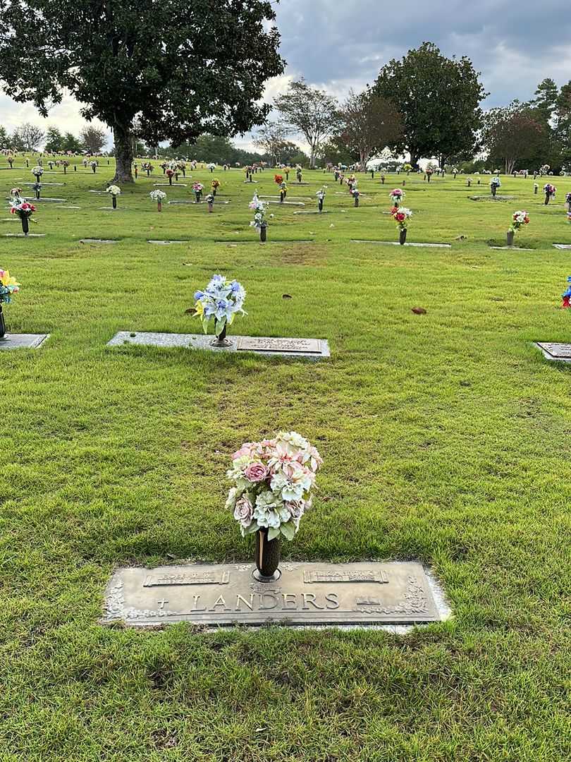 Elizabeth G. Landers's grave. Photo 2