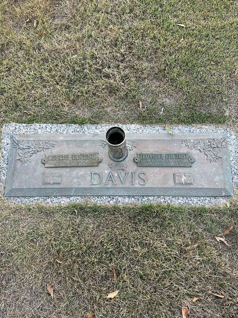 Elizabeth Gilchrist Davis's grave. Photo 1