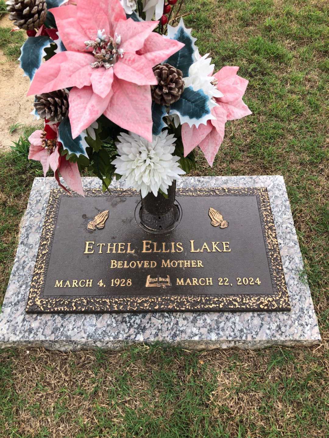 Ethel Ellis Lake's grave. Photo 1