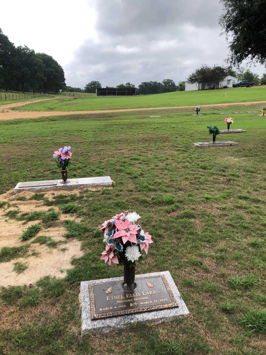 Ethel Ellis Lake's grave. Photo 2