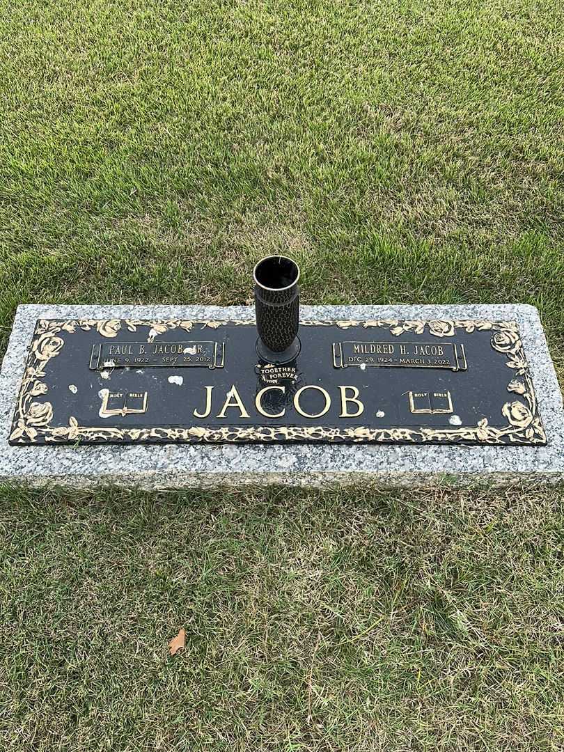 Paul B. Jacob Junior's grave. Photo 1