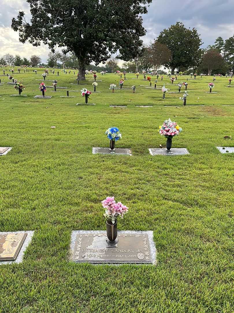 Robert W. Landers Junior's grave. Photo 2