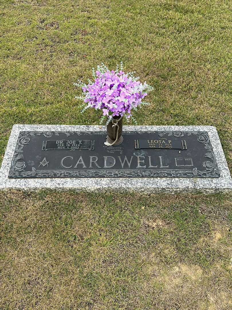 Doctor Joe Thomas Cardwell's grave. Photo 1