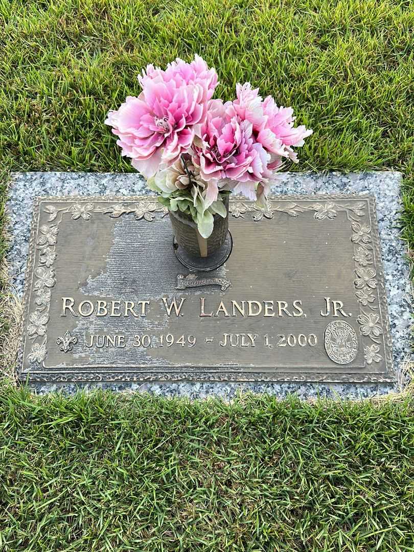 Robert W. Landers Junior's grave. Photo 1