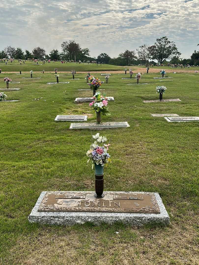 Dorothy Ferrell Tomlin's grave. Photo 2