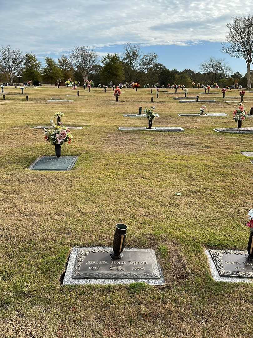 Juanita Jones Taylor's grave. Photo 2