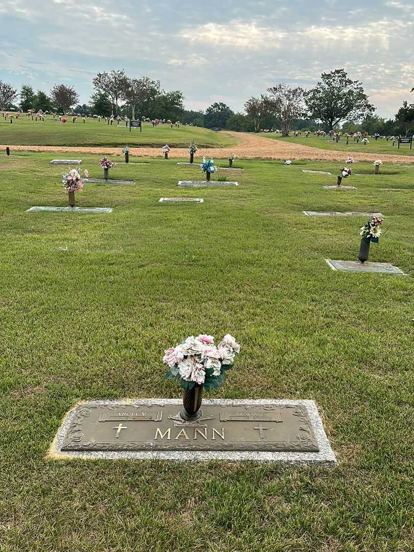 Linda F. Mann's grave. Photo 2