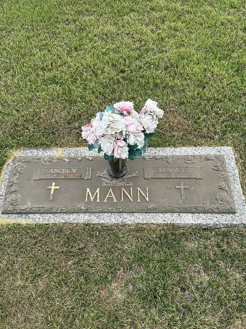 Linda F. Mann's grave. Photo 1