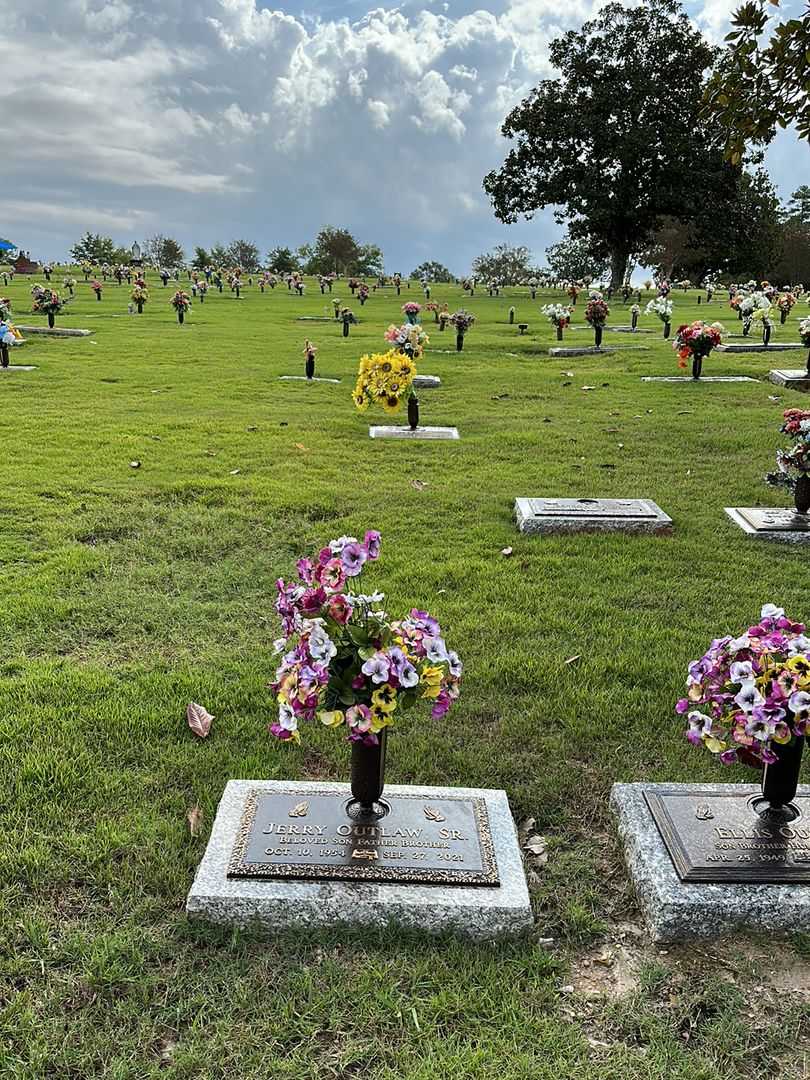 Jerry Outlaw Senior's grave. Photo 2