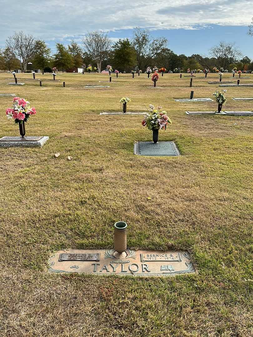 Bernice B. Taylor's grave. Photo 2