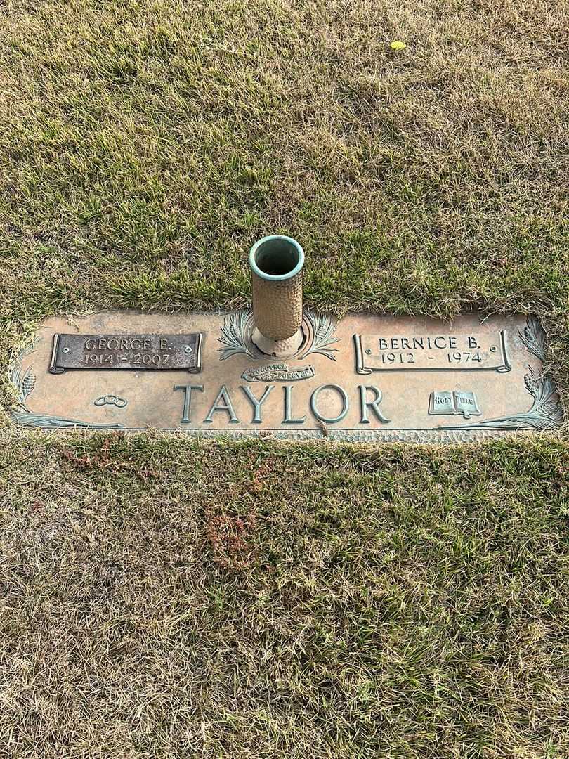 Bernice B. Taylor's grave. Photo 1