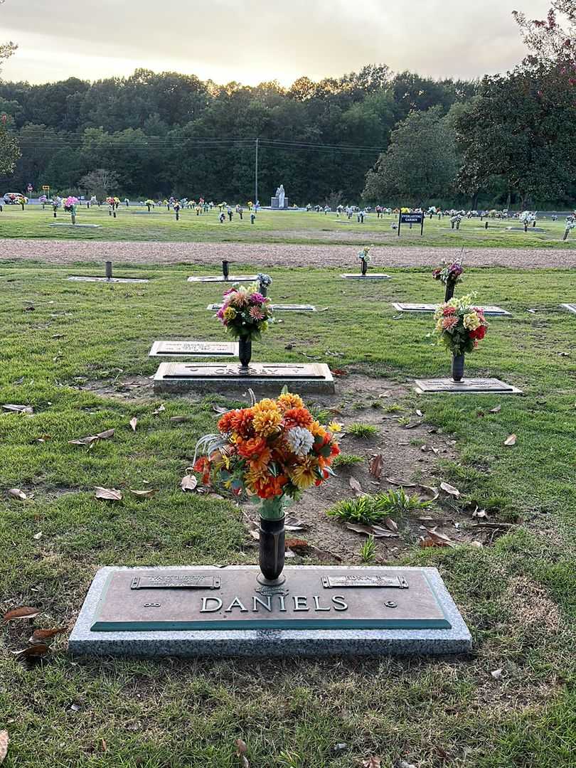 Iva G. "Big Un" Daniels's grave. Photo 2