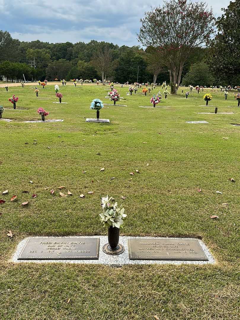 Mildred Hall Davis's grave. Photo 2