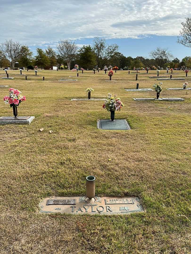 George E. Taylor's grave. Photo 2