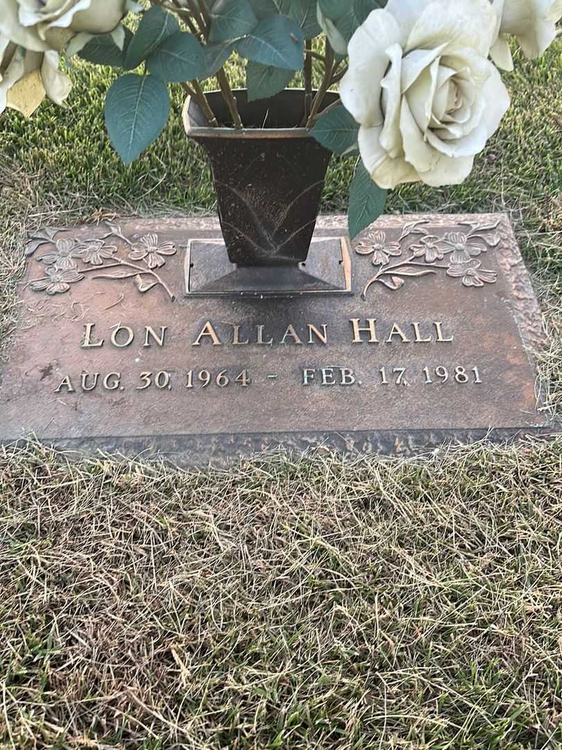 Lon Allan Hall's grave. Photo 1
