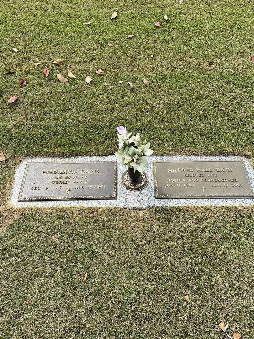 Mildred Hall Davis's grave. Photo 1