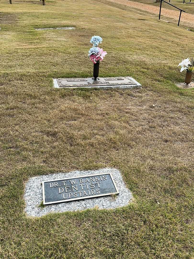 Doctor Thomas Woodrow Rankin's grave. Photo 4
