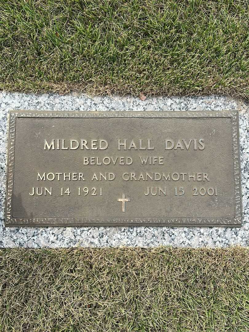 Mildred Hall Davis's grave. Photo 3