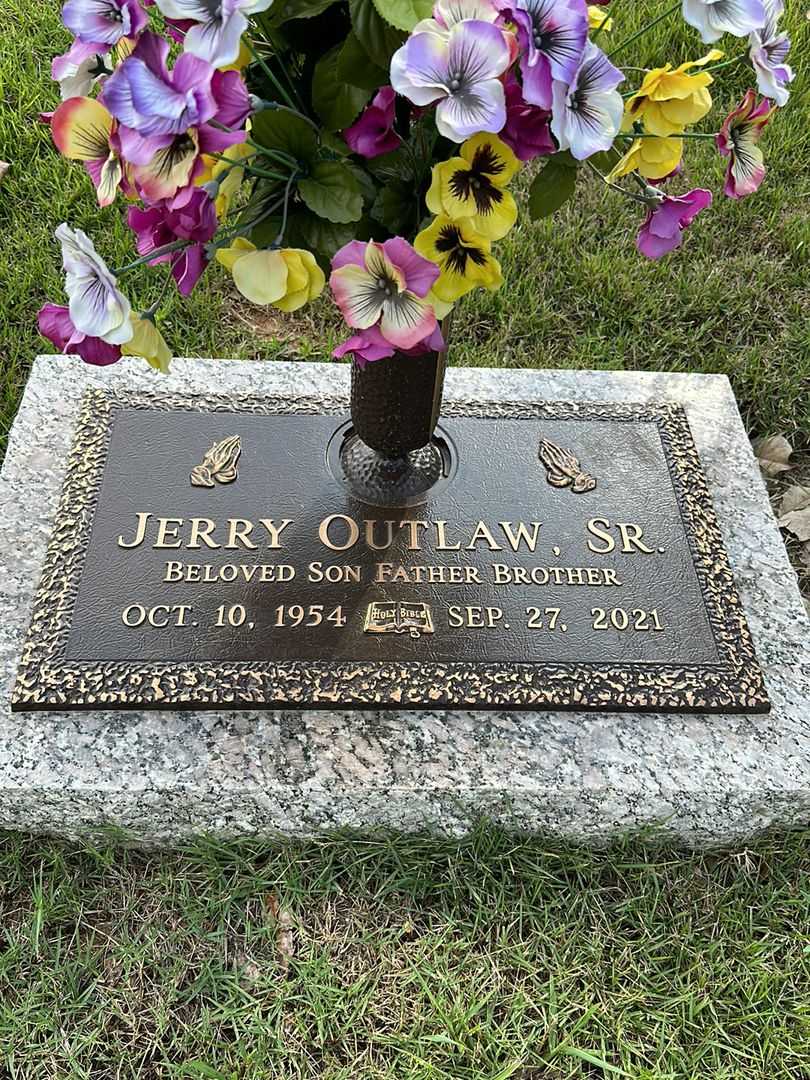 Jerry Outlaw Senior's grave. Photo 1