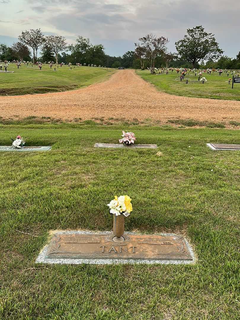 Adele M. Tant's grave. Photo 2