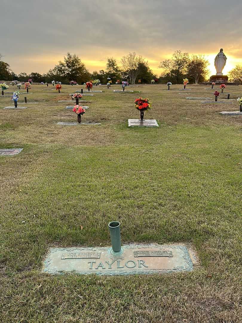 Dixie Ashley Taylor's grave. Photo 2