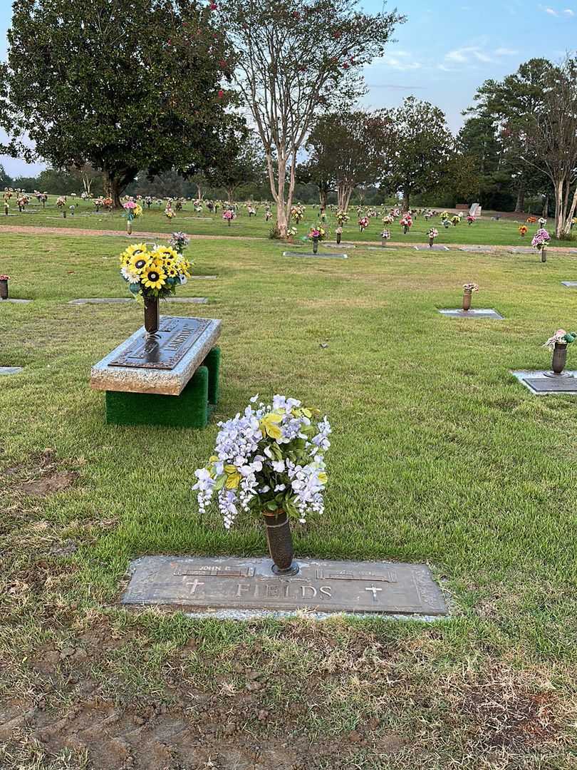 Jewel G. Fields's grave. Photo 2