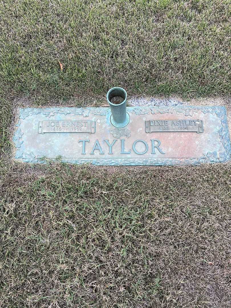 Dixie Ashley Taylor's grave. Photo 1