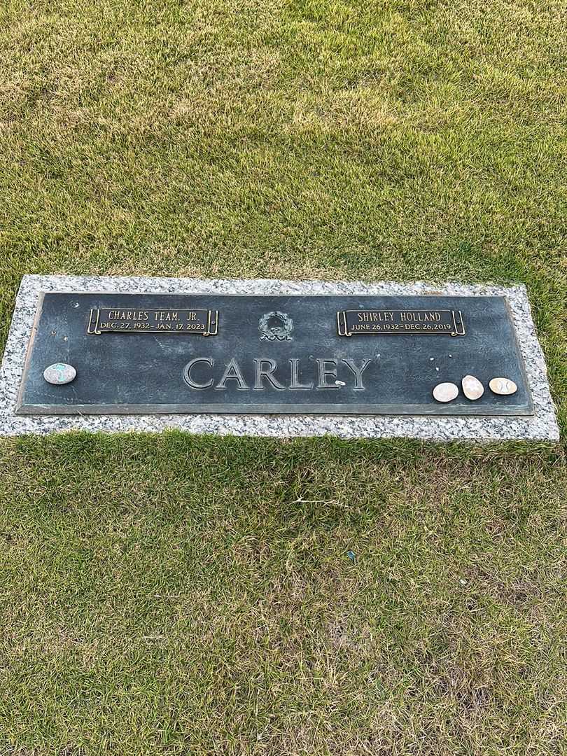Shirley Holland Carley's grave. Photo 1