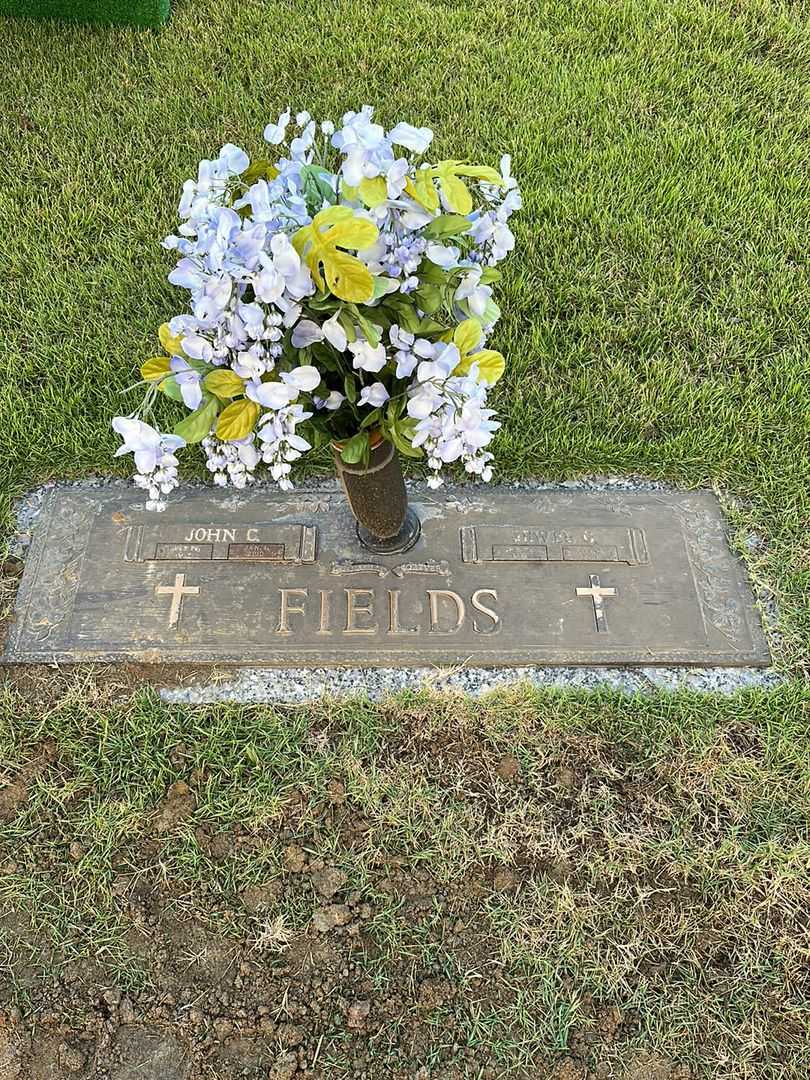 Jewel G. Fields's grave. Photo 1