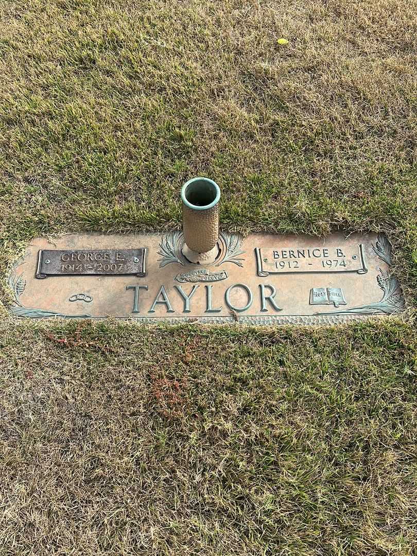 George E. Taylor's grave. Photo 1