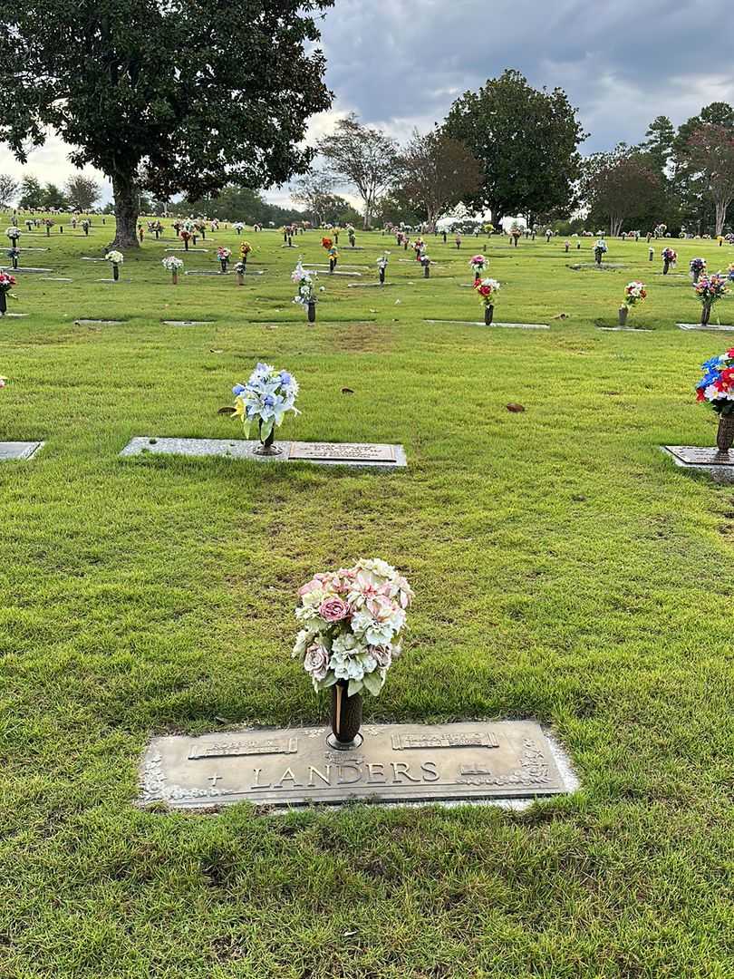 Robert W. Landers Senior's grave. Photo 2