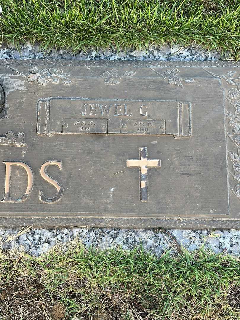 Jewel G. Fields's grave. Photo 3