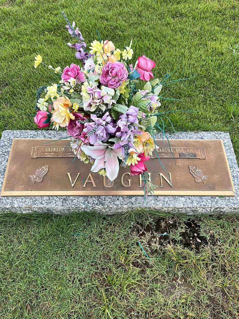 Clinton Vaughn Senior's grave. Photo 1