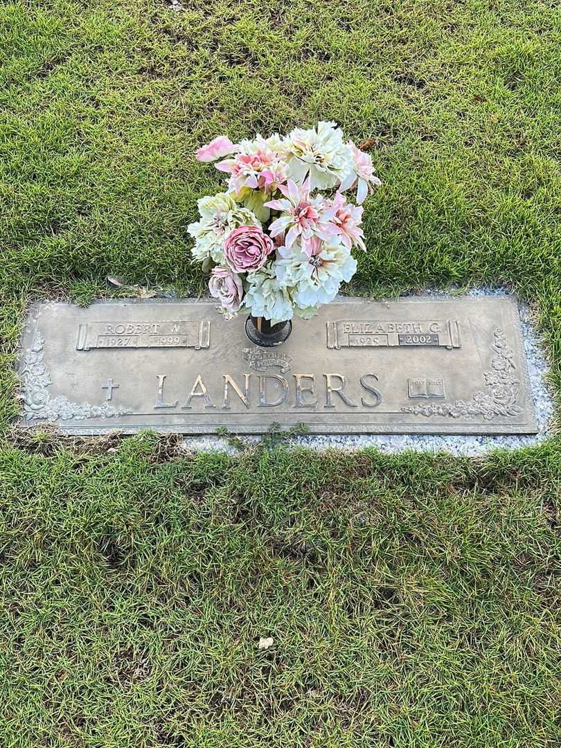 Robert W. Landers Senior's grave. Photo 1