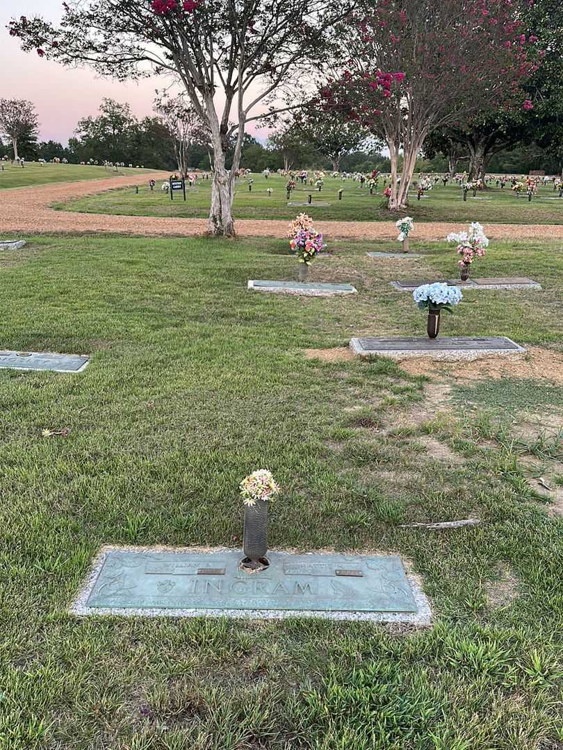 Hattie H. Ingram's grave. Photo 2