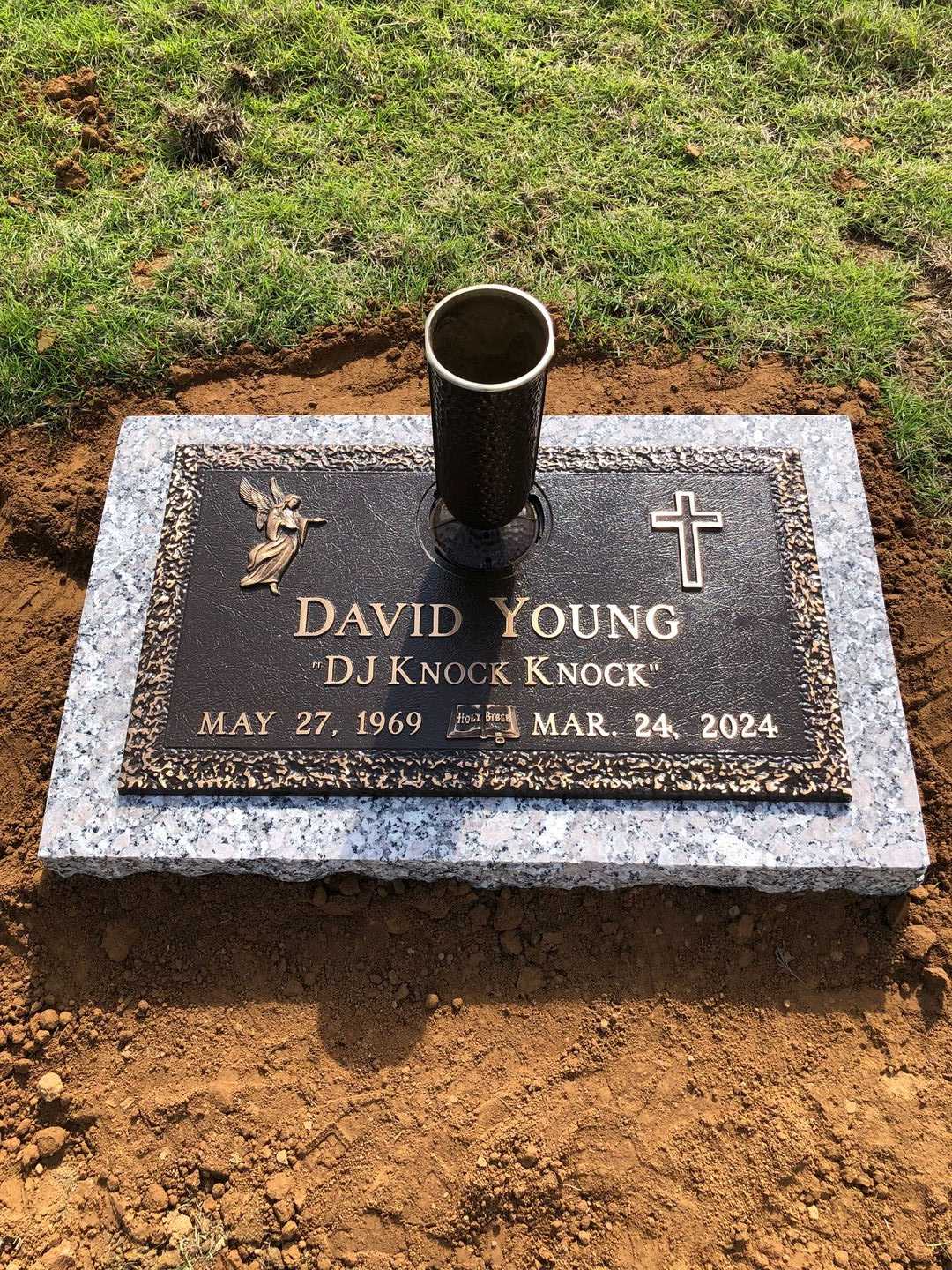 Pearlie Mae Young Estate's grave. Photo 1