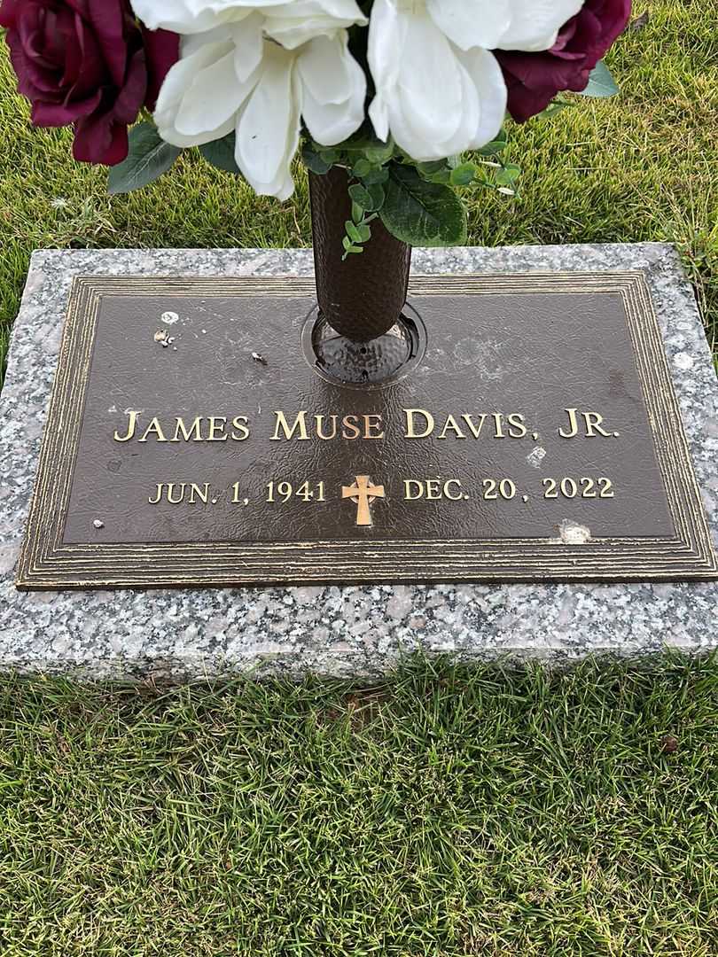 James Muse Davis Junior's grave. Photo 1