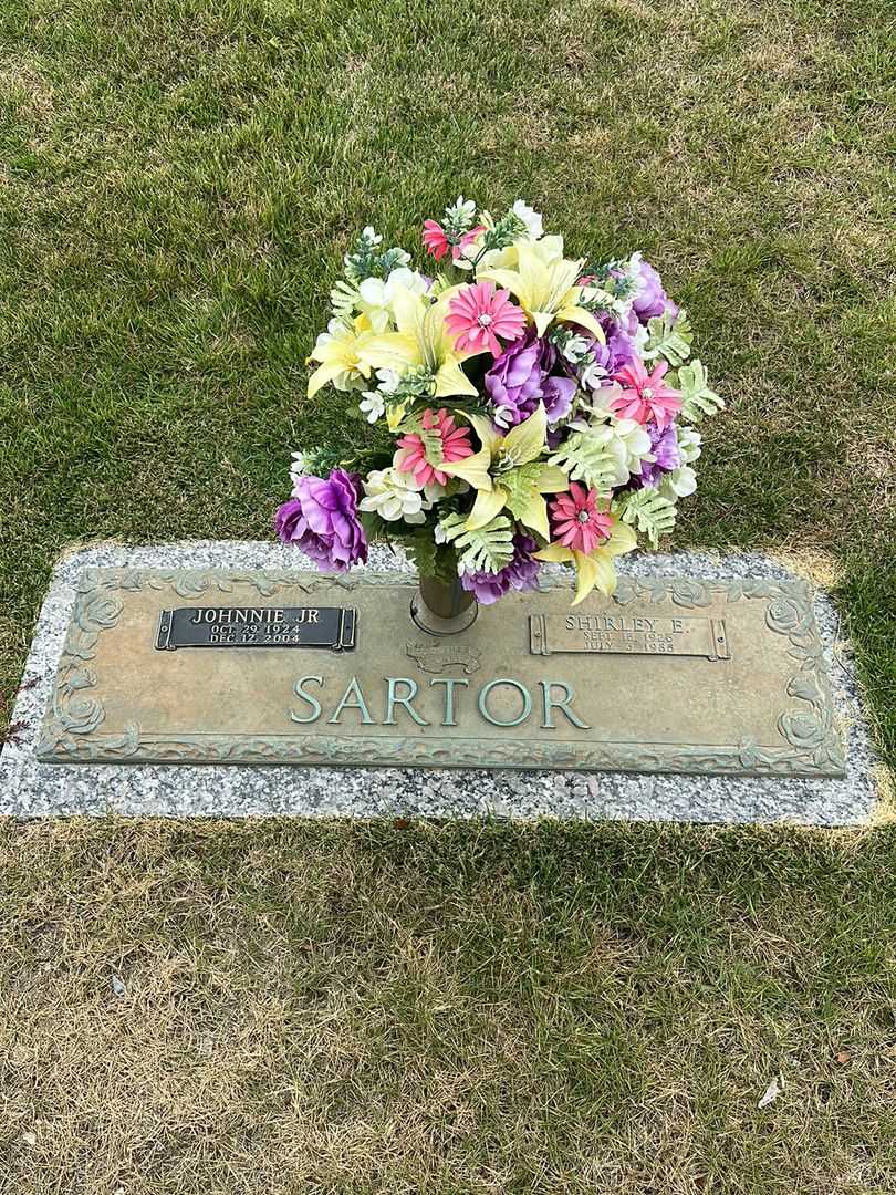 Shirley E. Sartor's grave. Photo 1