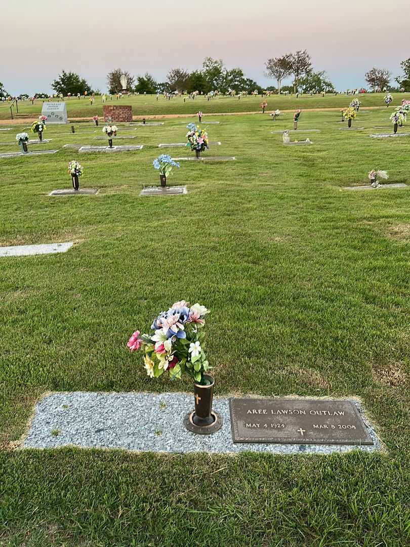 Aree Lawson Outlaw's grave. Photo 2