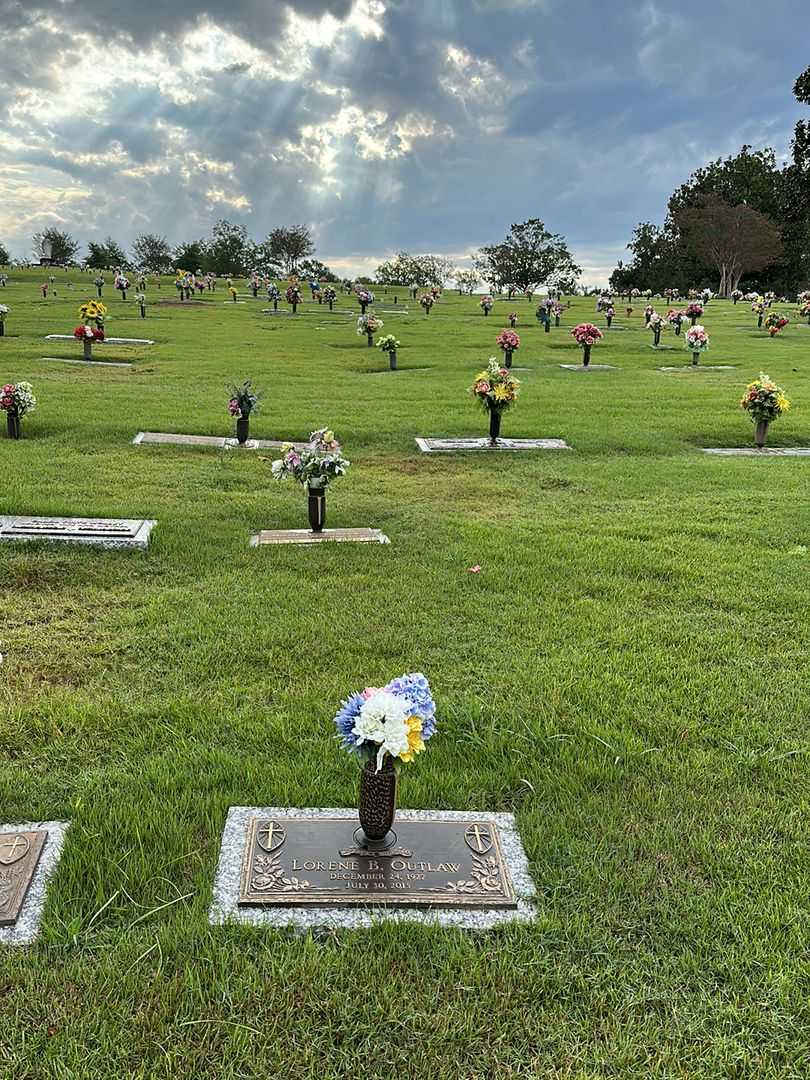 Lorene B. Outlaw's grave. Photo 2