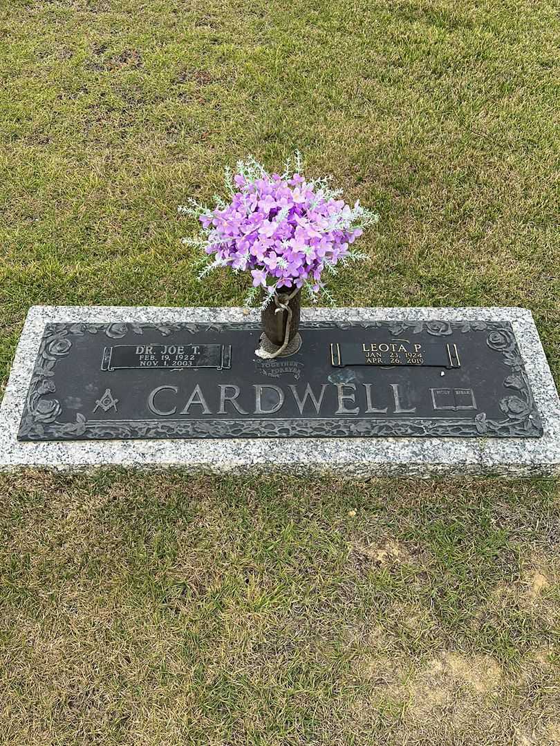 Leota P. Cardwell's grave. Photo 1