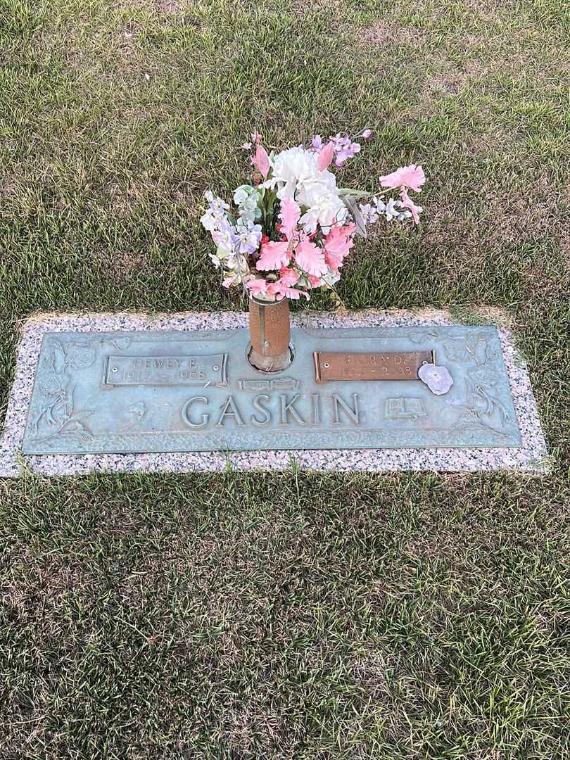 Dewey F. Gaskin's grave. Photo 1