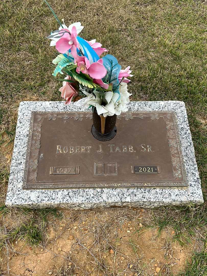 Robert J. Tabb Senior's grave. Photo 1