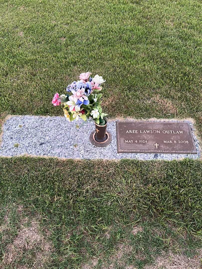 Aree Lawson Outlaw's grave. Photo 1