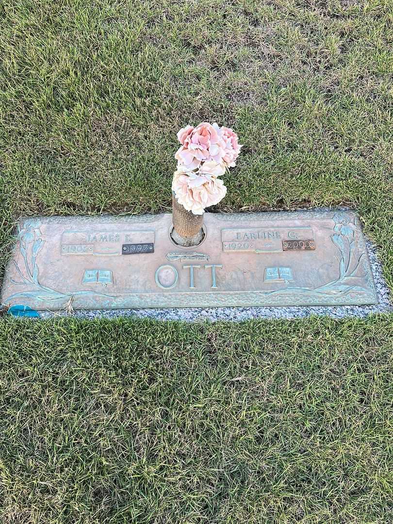 James L. Ott's grave. Photo 1