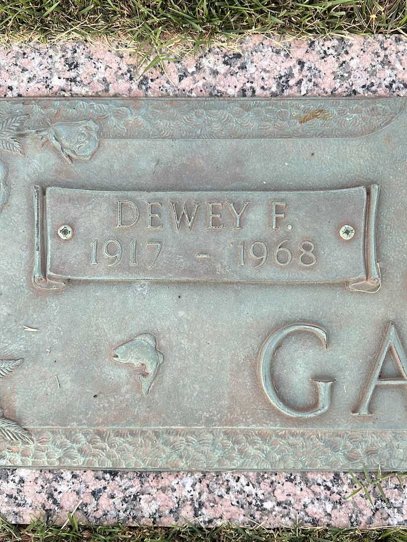 Dewey F. Gaskin's grave. Photo 3